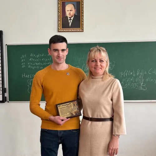 Деканка Ольга Мартинюк вручила подяку від факультету